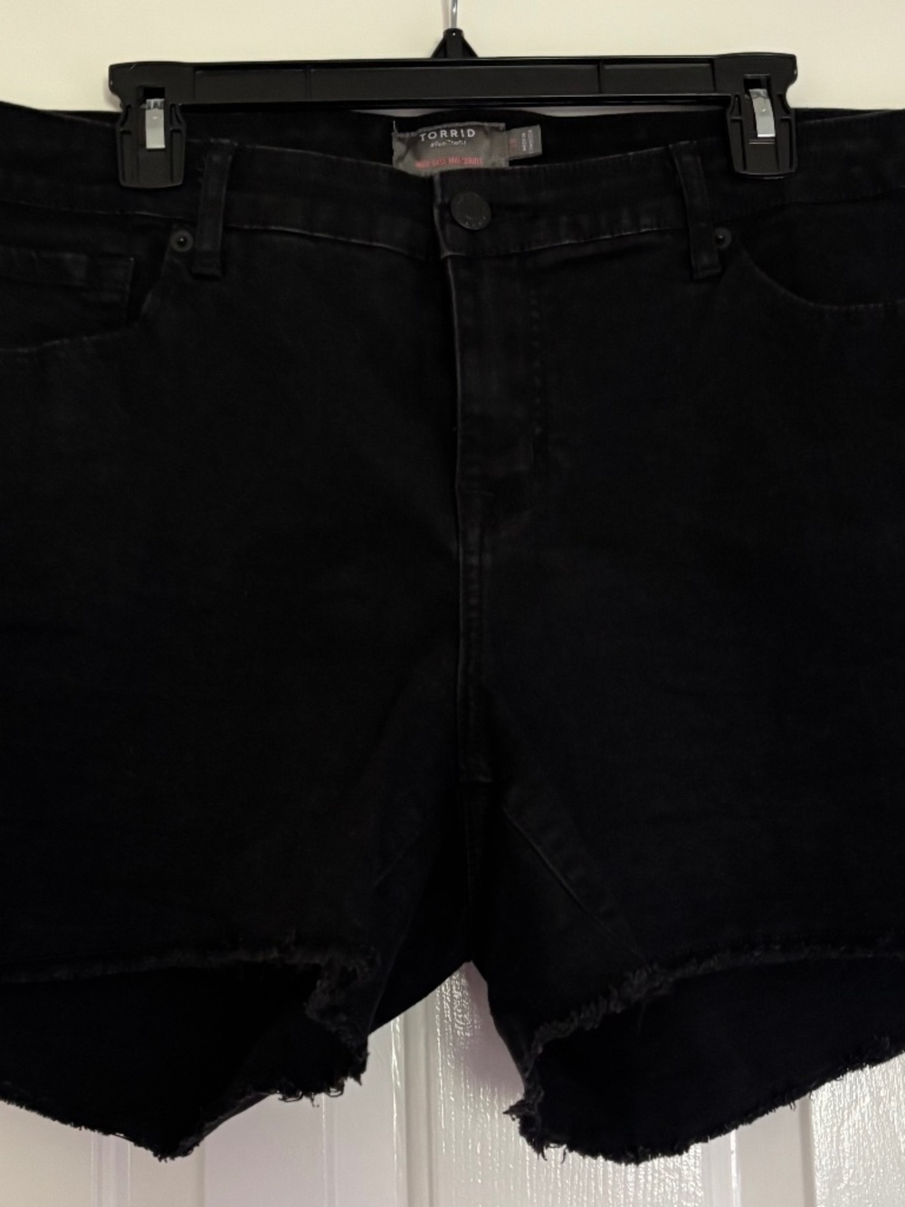 TORRID Black Vintage Stretch Raw Hem Jean Shorts size 18 Mid Rise
